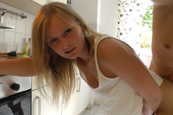 Sex in the kitchen to fuck a German woman in her delicious ass