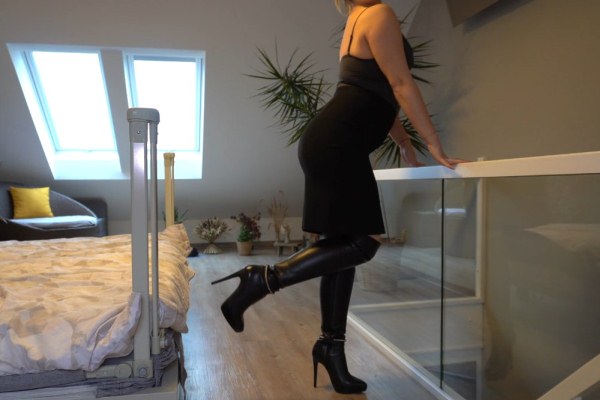 My secretary met me in leather boots for anal sex