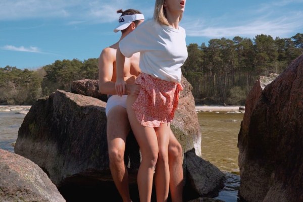 Extreme fucking on a public beach behind rocks