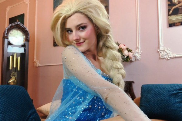 Eva Elfie - Princess Elsa in a gorgeous dress wants to be fucked