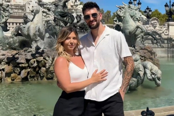Ambre and her boyfriend are very horny tourists