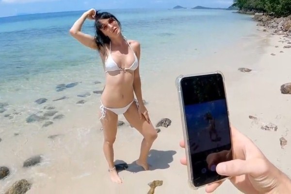 Spontaneous sex on an incredibly beautiful beach