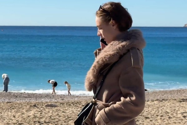 Fuck Frenchwoman Alma from a coastal cafe