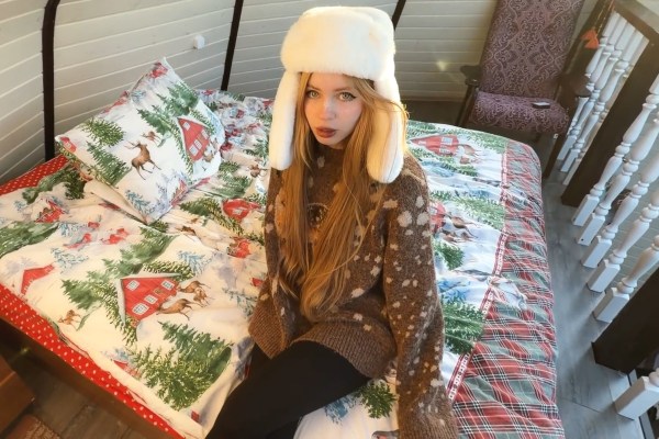 Yuiwoo - a Russian beauty cleared the snow from his yard and asked to stay the night