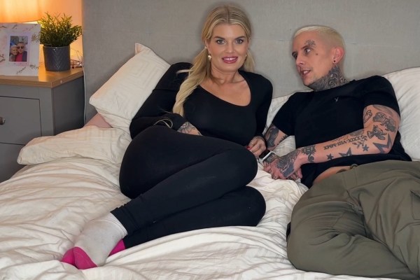 Robyn and Oliver - Sex with an experienced mature blonde