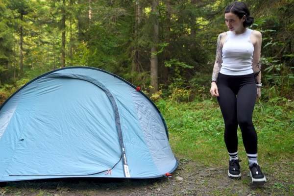 A slutty brunette warmed up in an unfamiliar tent in the mountains